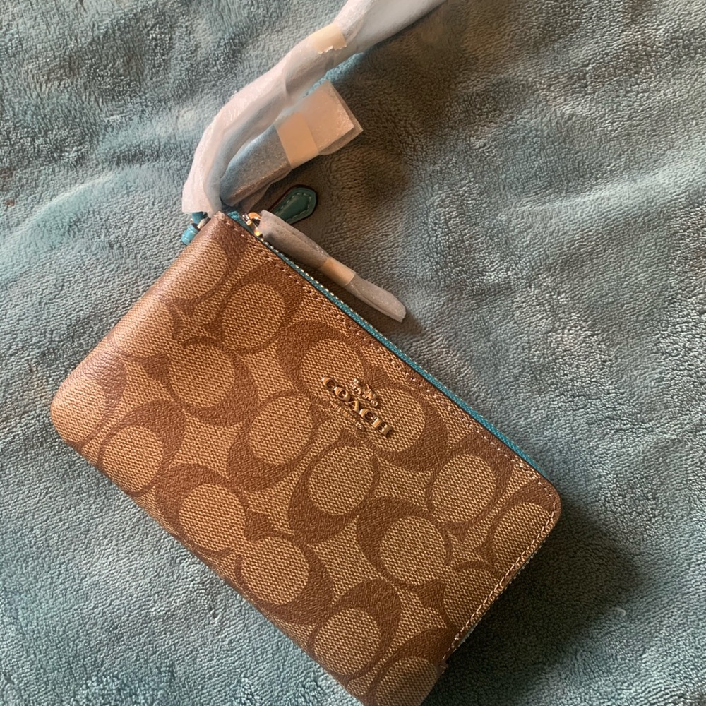BNWT Coach wristlet wallet